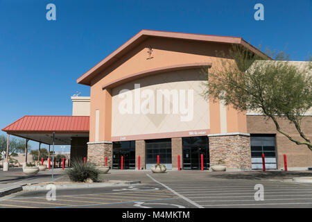 Die Umrisse einer logo Zeichen außerhalb eines vor kurzem geschlossen Sam's Club warehouse Club store in Chandler, Arizona, am 3. Februar 2018. Stockfoto