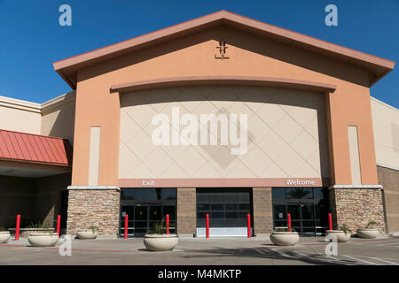 Die Umrisse einer logo Zeichen außerhalb eines vor kurzem geschlossen Sam's Club warehouse Club store in Chandler, Arizona, am 3. Februar 2018. Stockfoto