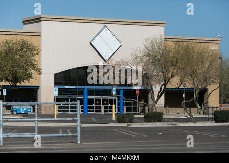 Die Umrisse einer logo Zeichen außerhalb eines vor kurzem geschlossen Sam's Club warehouse club Stores in Scottsdale, Arizona, am 4. Februar 2018. Stockfoto