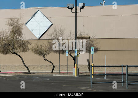 Die Umrisse einer logo Zeichen außerhalb eines vor kurzem geschlossen Sam's Club warehouse club Stores in Scottsdale, Arizona, am 4. Februar 2018. Stockfoto