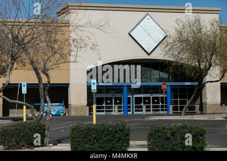 Die Umrisse einer logo Zeichen außerhalb eines vor kurzem geschlossen Sam's Club warehouse club Stores in Scottsdale, Arizona, am 4. Februar 2018. Stockfoto