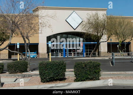 Die Umrisse einer logo Zeichen außerhalb eines vor kurzem geschlossen Sam's Club warehouse club Stores in Scottsdale, Arizona, am 4. Februar 2018. Stockfoto