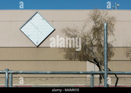 Die Umrisse einer logo Zeichen außerhalb eines vor kurzem geschlossen Sam's Club warehouse club Stores in Scottsdale, Arizona, am 4. Februar 2018. Stockfoto