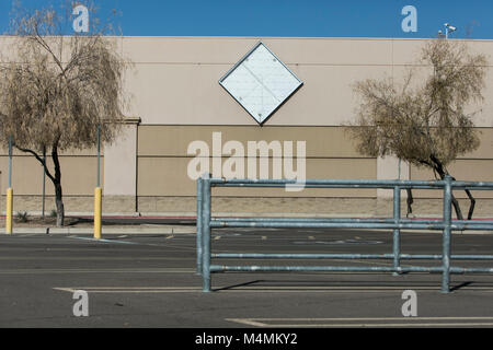 Die Umrisse einer logo Zeichen außerhalb eines vor kurzem geschlossen Sam's Club warehouse club Stores in Scottsdale, Arizona, am 4. Februar 2018. Stockfoto