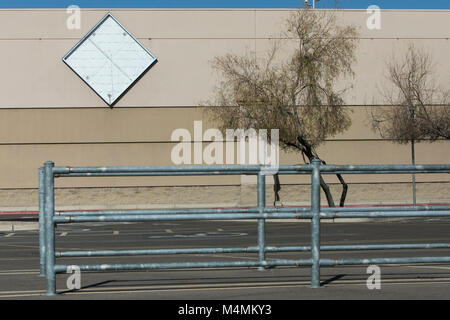 Die Umrisse einer logo Zeichen außerhalb eines vor kurzem geschlossen Sam's Club warehouse club Stores in Scottsdale, Arizona, am 4. Februar 2018. Stockfoto