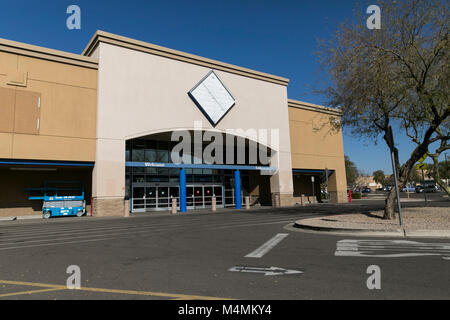 Die Umrisse einer logo Zeichen außerhalb eines vor kurzem geschlossen Sam's Club warehouse club Stores in Scottsdale, Arizona, am 4. Februar 2018. Stockfoto