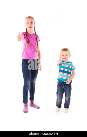 Happy Kids mit Daumen hoch oder OK Zeichen isoliert auf weißem Stockfoto