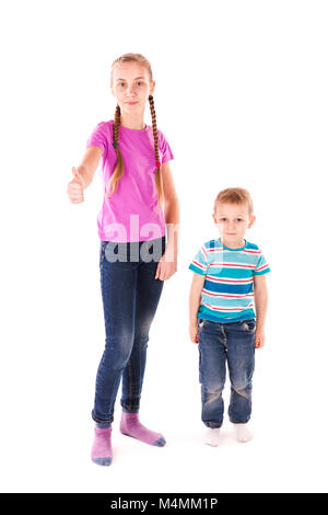 Happy Kids mit Daumen hoch oder OK Zeichen isoliert auf weißem Stockfoto