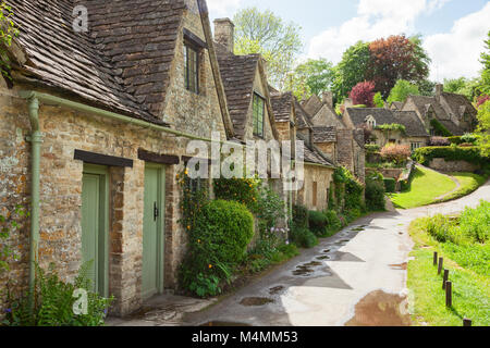 Alte Straße mit traditionellen Cottages in schönen Frühlingstag, Bibury, England, UK. Stockfoto