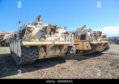 Us-Marines engagieren sich in eine Übung auf eine M88 Tank Recovery Fahrzeug auf Camp Pendleton, Marine Corps Base Camp Pendleton, Calif., 13. Feb 2018. Marines mit Verordnung Wartung Unternehmen, Motor Transport Wartung Unternehmen, Ingenieur Wartung Unternehmen und Reparable Wartung Unternehmen sind an einem Forward Operating Base Übung zur Unterstützung der Bekämpfung der Bereitschaft und Kompetenz zu verbessern. (U.S. Marine Corps Foto von Pfc. Bart) Stockfoto