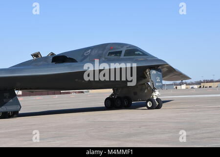 Der Geist von Missouri, die B-2-Flaggschiff der uad-2 des Missouri Air National Guard Bombe Flügel, kehrt vom letzten Training Mission, an Whiteman Air Force Base, Missouri, Feb 25, 2018. (U.S. Air National Guard Foto von Senior Master Sgt. Mary-Dale Amison) Stockfoto