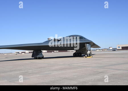 Der Geist von Missouri, die B-2-Flaggschiff der uad-2 des Missouri Air National Guard Bombe Flügel, kehrt vom letzten Training Mission, an Whiteman Air Force Base, Missouri, Feb 25, 2018. (U.S. Air National Guard Foto von Senior Master Sgt. Mary-Dale Amison) Stockfoto