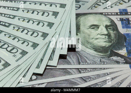 Nahaufnahme von einem amerikanischen Präsidenten auf einem 100 Dollar Bill und Cache ausbreiten als Hintergrund Stockfoto