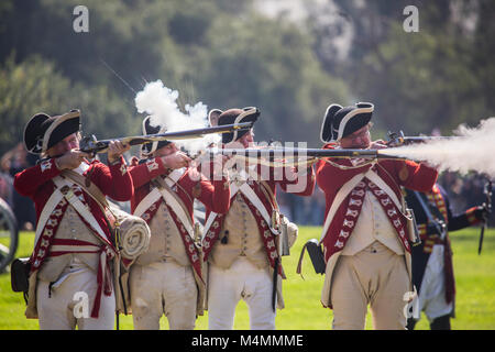 British redcoat Soldaten während einer Wiederinkraftsetzung der Amerikanischen Revolution im 'Central Park' Huntington Huntington Beach Kalifornien USA Stockfoto