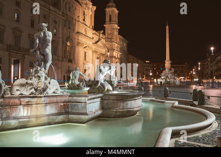 Rom, Piazza Navona, Blick auf den Brunnen bei Nacht Stockfoto