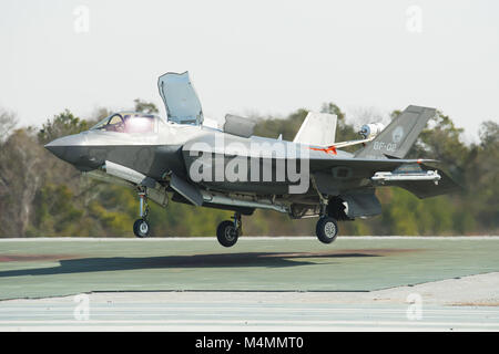 Dan Levin, F-35 Pax River integrierten Test Kraft, Piloten BF-2 während einer der letzten schräge Landeplatz Flight Tests 8. Februar bei Marine Corps Hilfs Landeplatz Bogue, North Carolina. Der Testflug war mit dem Spin recovery Rutsche für aft Schwerpunkt vertikale Landung testen installiert geflogen. Stockfoto