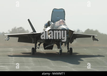 Dan Levin, F-35 Pax River integrierten Test Kraft, Piloten BF-2 während einer der letzten schräge Landeplatz Flight Tests 8. Februar bei Marine Corps Hilfs Landeplatz Bogue, North Carolina. Der Testflug war mit dem Spin recovery Rutsche für aft Schwerpunkt vertikale Landung testen installiert geflogen. Stockfoto