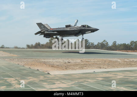 Dan Levin, F-35 Pax River integrierten Test Kraft, Piloten BF-2 während einer der letzten schräge Landeplatz Flugversuche Feb 9 bei Marine Corps Hilfs Landeplatz Bogue, North Carolina. Der Testflug war mit dem Spin Rutsche und externe AIM-9x für den Schwerpunkt vertikale Landung Prüfung geflogen. Stockfoto