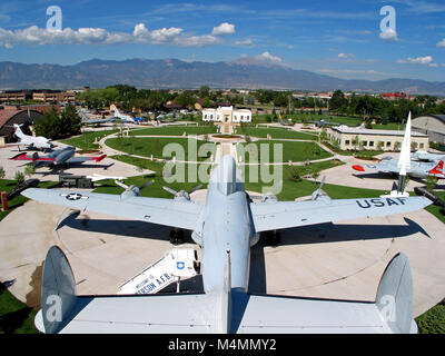 PETERSON AIR BASE, Colo - Edward J. Peterson Air und Space Museum auf der Peterson Air Force Base, Colorado, enthält eine statische Anzeige Airpark. Amerikanische und kanadische Flugzeuge können in der Airpark zusammen mit Oberfläche gefunden werden-Raketen. (Mit freundlicher Genehmigung von Foto) Stockfoto