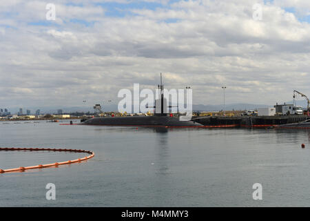 180213-N-UK 333-009 SAN DIEGO (Feb. 13, 2018), die Ohio-Klasse BALLISTISCHE U-Boot USS Nebraska (SSBN 739) sitzt pier Seite bei Naval Base Point Loma während eines port Anruf in der Vorbereitung für ihre Tiger Cruise. Nebraska ist einer von acht ballistische Atom-U-Boote stationiert am Marinestützpunkt Kitsap-Bangor und vor Kurzem erweiterte große Wartung Periode, einschließlich einer Betankung Überholung, am Puget Sound Naval Shipyard und Intermediate Maintenance Facility. (U.S. Marine Foto von Mass Communication Specialist 1. Klasse Ronald Gutridge/Freigegeben Stockfoto