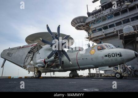 180130-N-VN 584-1412 MANAMA, Bahrain (Jan. 30, 2018) Aviation Machinist Mate 2. Klasse Christopher Lee, Links, und Aviation Machinist Mate 3. Klasse Eric Baker, sowohl der Sunkings des Trägers Airborne Early Warning Squadron (VAW) 116, die Propeller eines E-2C Hawkeye auf dem Flugdeck prüfen an Bord der Flugzeugträger USS Theodore Roosevelt (CVN 71). Theodore Roosevelt und ihre Carrier strike Group werden in den USA 5 Flotte Bereich für Maßnahmen zur Erhöhung der Sicherheit im Seeverkehr im Einsatz Verbündeten und Partnern zu beruhigen und der Freiheit der Schiffahrt und den freien Informationsfluss zu erhalten Stockfoto