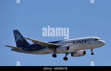 In Buenos Aires/Argentinien - 12-02-2018: Airbus A320-Flugzeuge von latam Airlines Ansätze der Aeroparque Jorge Newbery Flughafen, Buenos Aires. Der chilenischen LAN Luft Stockfoto