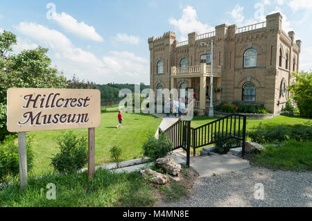 Souris, Manitoba, Kanada. Besucher vor dem Hauptgebäude der Hillcrest Museum auf einen späten Sommernachmittag. Stockfoto