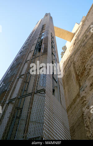 Moderne Barrakka Aufzug gebaut in historischen Mauern unterhalb der oberen Barrakka Gärten in Valletta, Malta. Stockfoto