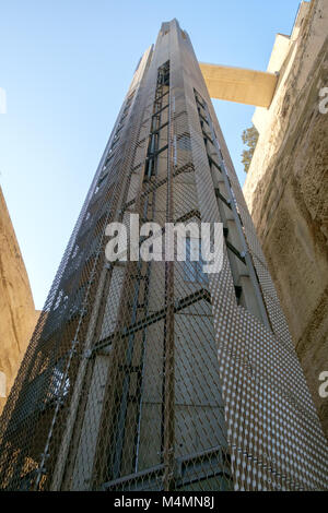 Moderne Barrakka Aufzug gebaut in historischen Mauern unterhalb der oberen Barrakka Gärten in Valletta, Malta. Stockfoto