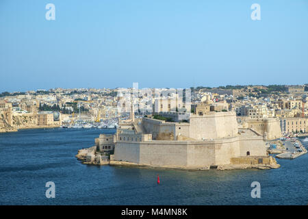 Blick von Valletta über den Grand Harbour zum Fort St. Angelo in Portomaso, Malta. Stockfoto