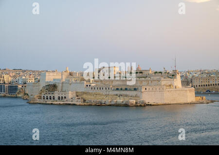 Blick von Valletta über den Grand Harbour zum Fort St. Angelo in Portomaso, Malta. Stockfoto