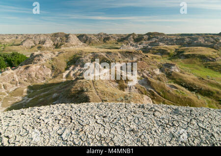 Auf der Suche über den Rand von einem Hügel, Dinosaur Provincial Park, Alberta, Kanada; ein UNESCO Weltkulturerbe Stockfoto