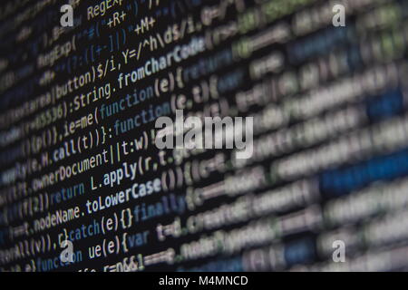 Blau und Weiß Programm Source Code-Segment auf einem schwarzen Bildschirm Closeup Stockfoto