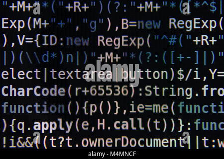 Blau und Weiß Programm Source Code-Segment auf einem schwarzen Bildschirm Closeup Stockfoto