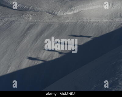 Zwei Alpinisten gehen auf Schnee Stockfoto