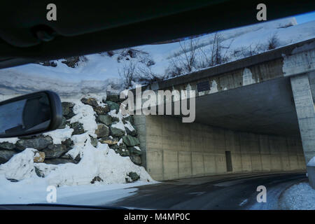 Auto fahren im Winter, Arolla, Schweizer Stockfoto