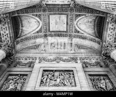 Detail der Decke unter der externen Kolonnade des Pantheons in Paris. Stockfoto