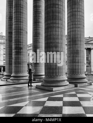 Detail der externen Kolonnade des Pantheons in Paris. Stockfoto