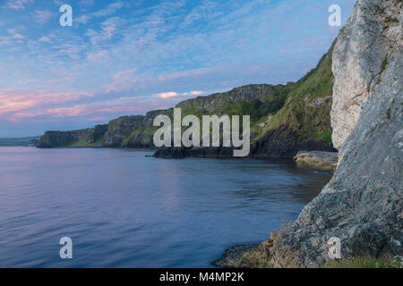 Klippen in der Nähe von Kinbane schloss, Portnakillew, Ballycastle, Land, Antrim, Nordirland. Stockfoto