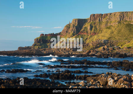 Lacada Point steigt hinter der Giant's Causeway, Land Antrim, Nordirland. Stockfoto