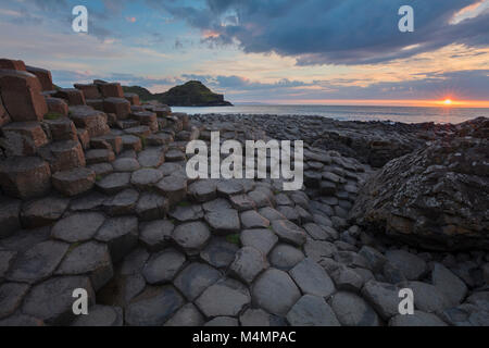 Sonnenuntergang an der Giant's Causeway, Land Antrim, Nordirland. Stockfoto