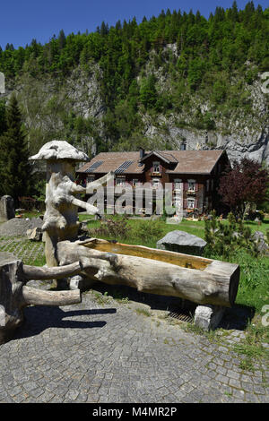 Brunnen vor einem alten Bauernhaus; Alpen; Österreich; Stockfoto