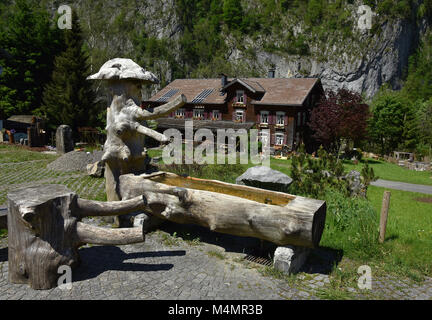 Brunnen vor einem alten Bauernhaus; Alpen; Österreich; Stockfoto