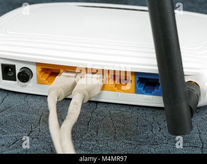 WLAN-Router und Netzwerk Kabel Antenne Stockfoto