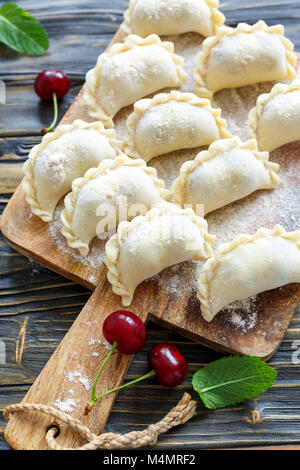 Kochen Knödel mit Kirschen. Stockfoto