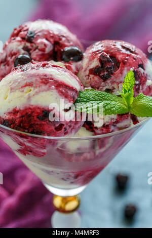 Hausgemachtes Vanilleeis mit schwarzen Johannisbeeren. Stockfoto