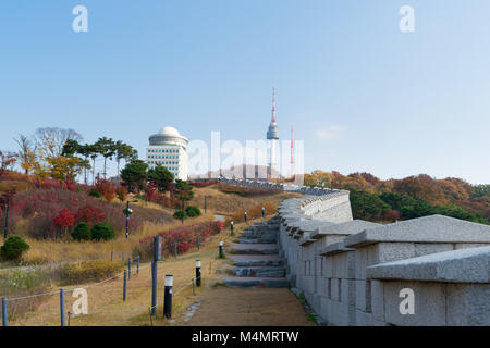 Seoul Tower mit gelben und roten Herbst Ahorn Blätter am Namsan Berg in Südkorea. Stockfoto