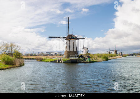 Niederlande traditionelle Windmühle Landschaft bei Kinderdijk in der Nähe von Rotterdam in den Niederlanden. Stockfoto