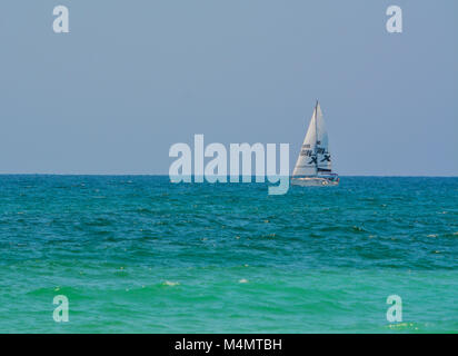 Ein Segel Boot auf dem Mittelmeer Stockfoto