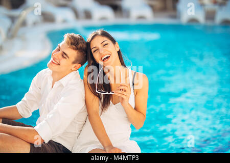 Fröhliches glückliches Paar genießen Sie Wellness Urlaub in luxuriösen Urlaubsort. Hochzeitsreise. Jahrestag. Freund und Freundin Spaß. Emo Stockfoto